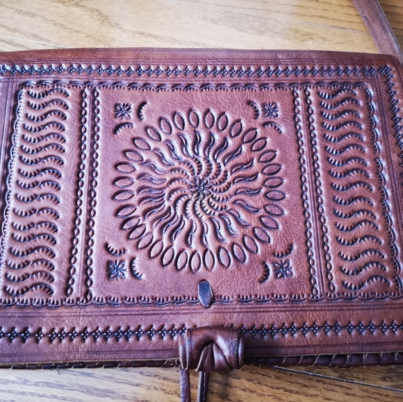 Vintage style hand-tooled genuine leather … - Picture 3 of 7